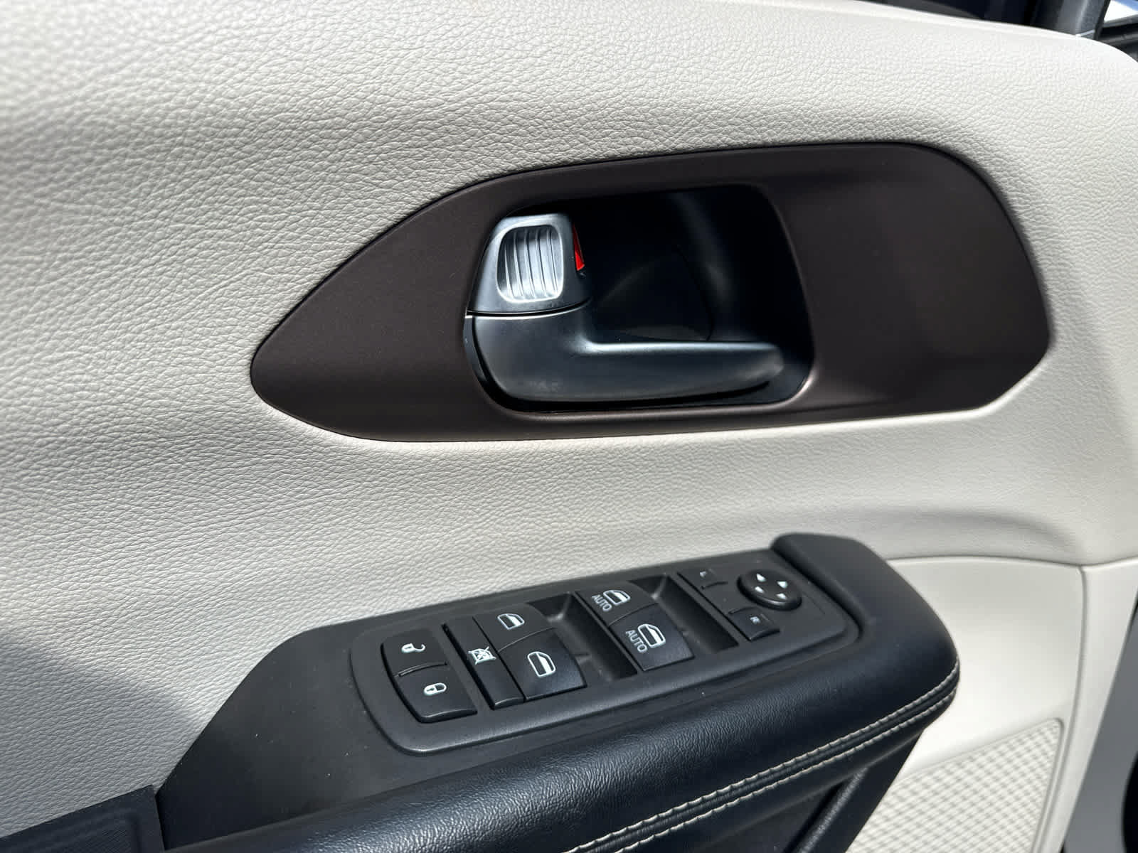 Used 2021 Chrysler Voyager Lxi FWD image 9