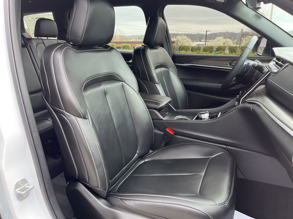 New 2025 Jeep Grand Cherokee L Limited image 30