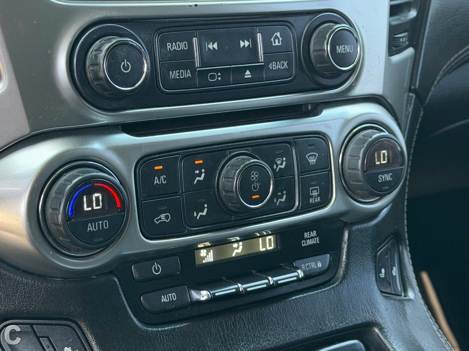 Used 2015 Chevrolet Suburban LT RWD image 30