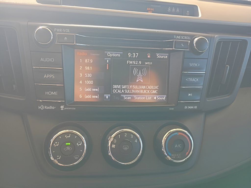 Used 2018 Toyota RAV4 LE FWD image 6