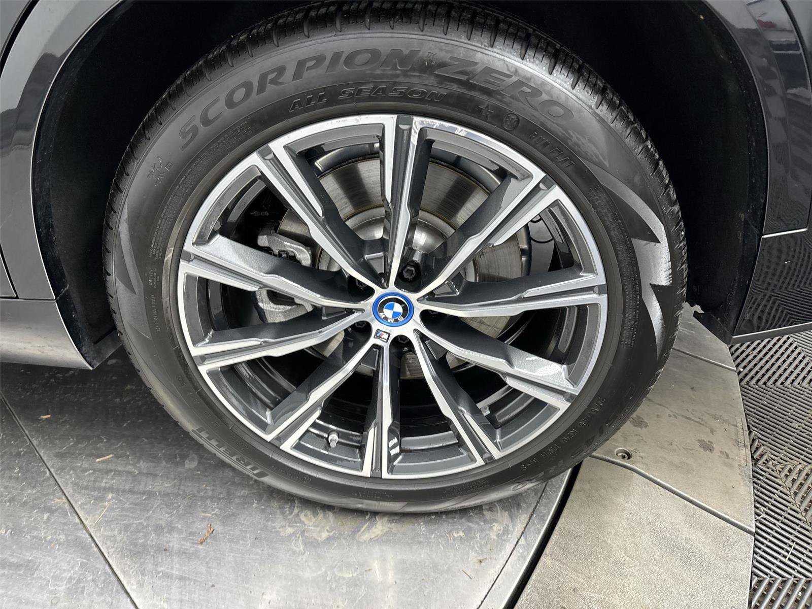 Used 2025 BMW X5 xDrive50e w/ M Sport Package image 27