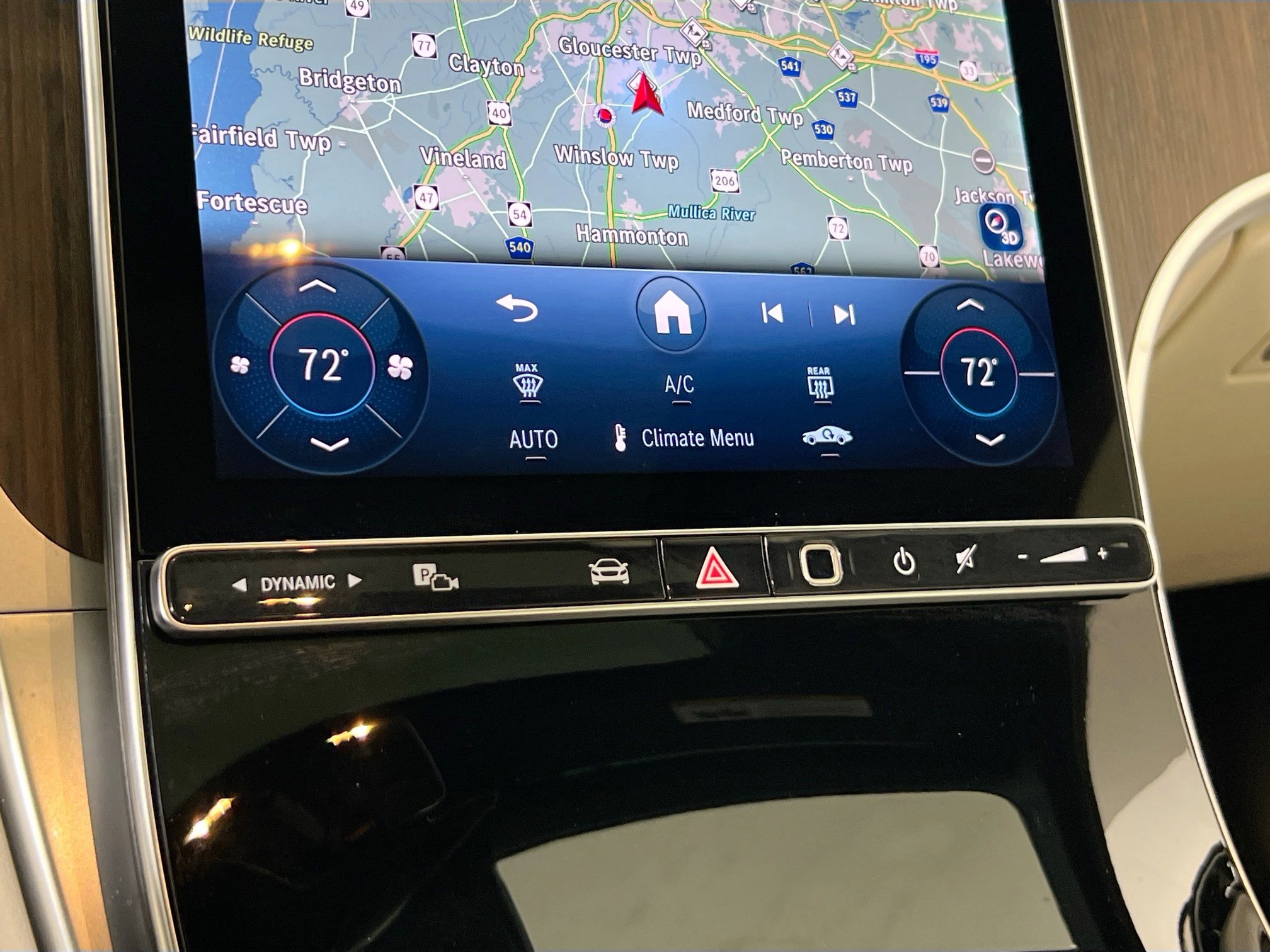 Used 2025 Mercedes-Benz GLC 300 4MATIC image 16