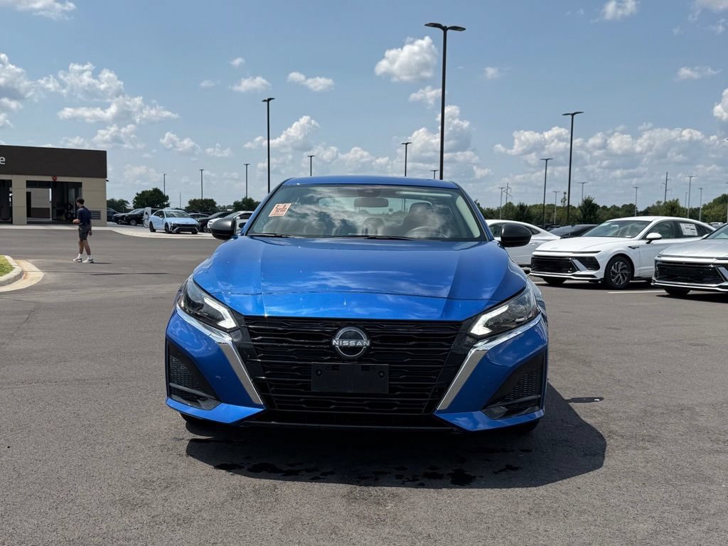 Used 2025 Nissan Altima 2.5 SV FWD image 2