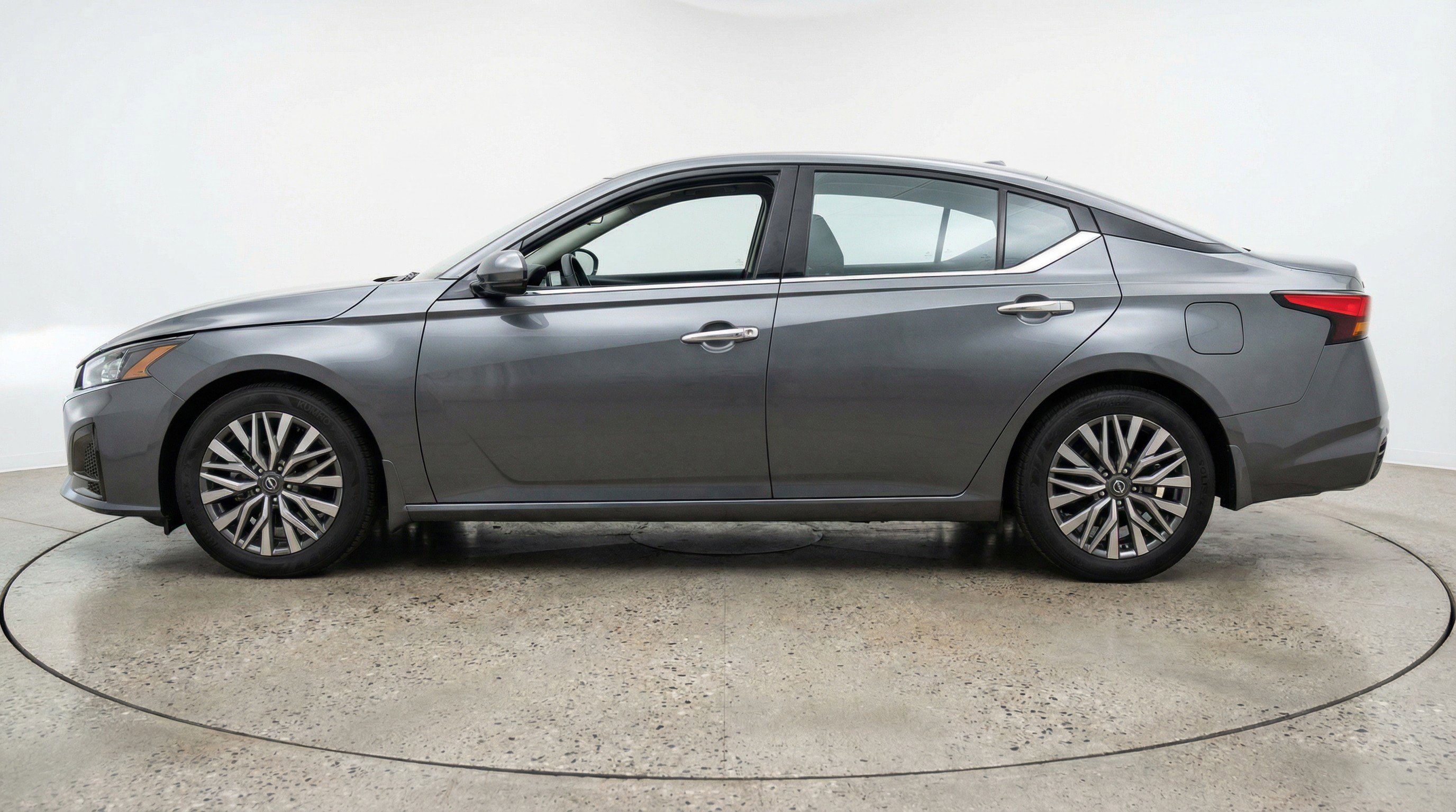 Used 2025 Nissan Altima 2.5 SV FWD image 5
