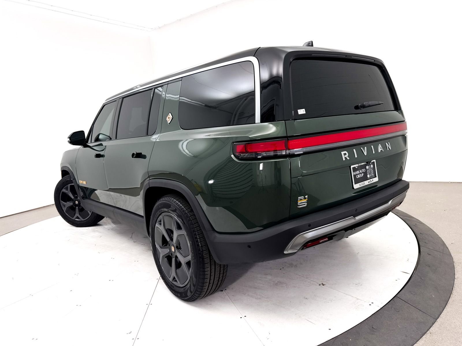 Used 2024 Rivian R1S Adventure AWD/4WD image 2