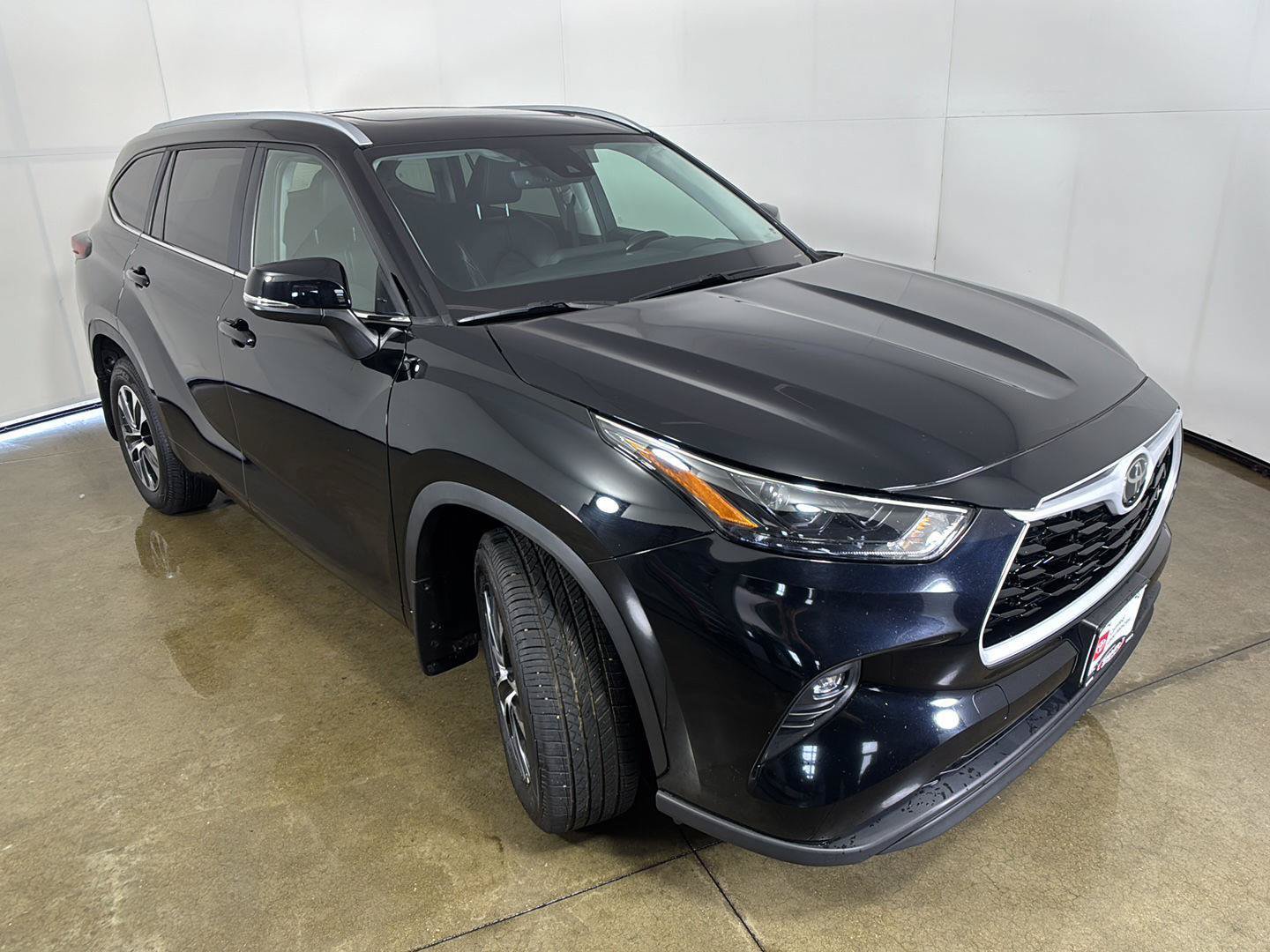 Used 2024 Toyota Highlander XLE AWD/4WD image 7