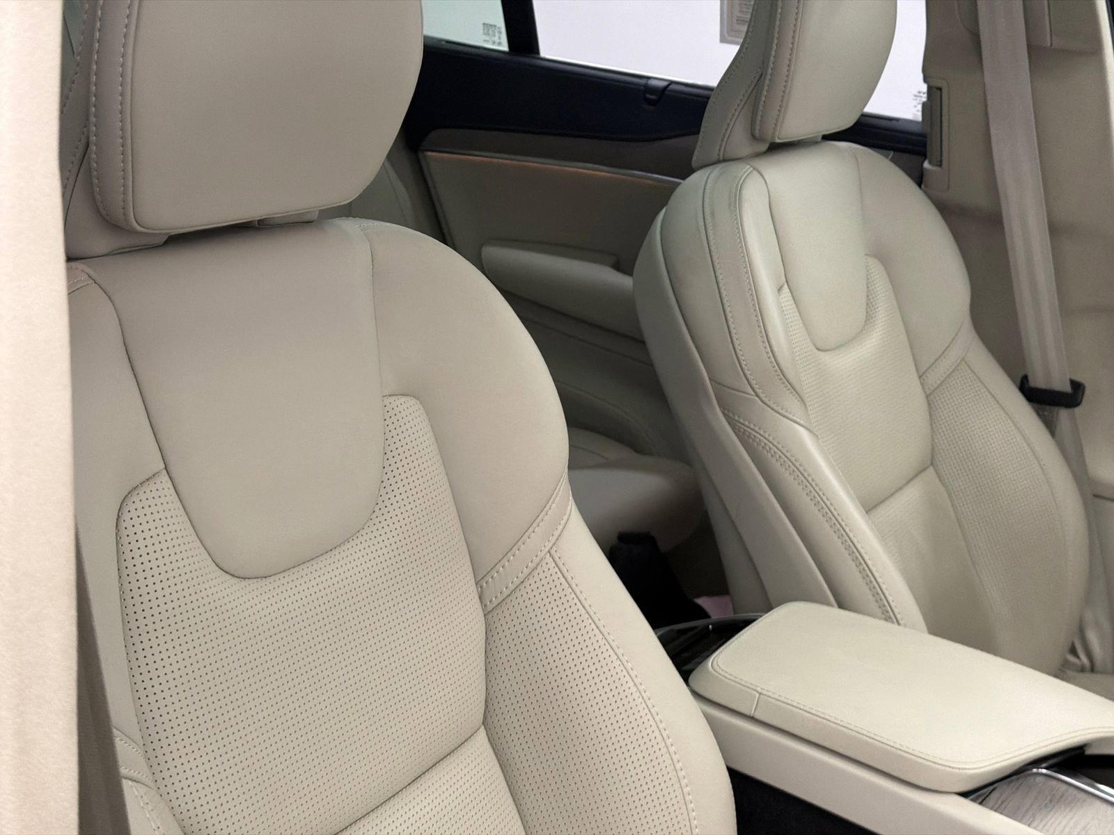 Used 2024 Volvo XC90 T8 Ultimate w/ Lounge Package image 11