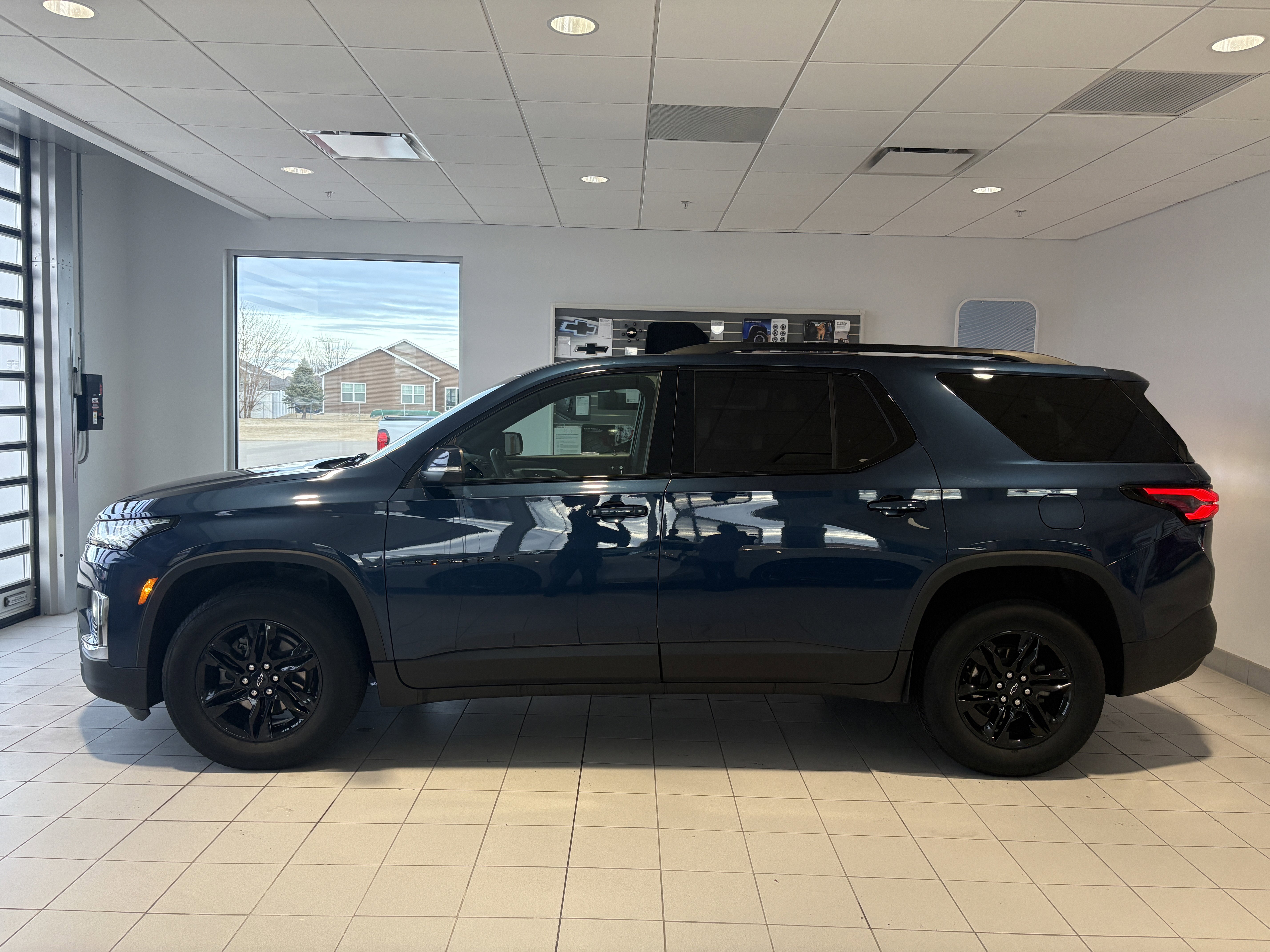 Used 2023 Chevrolet Traverse LT image 2