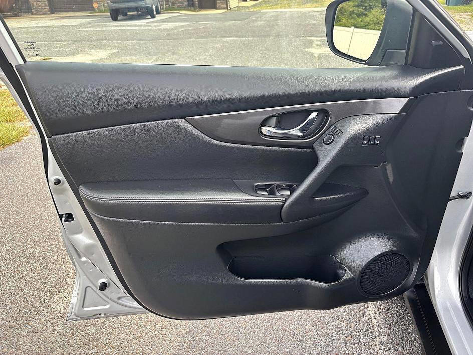 Used 2019 Nissan Rogue SV w/ Premium Package image 16