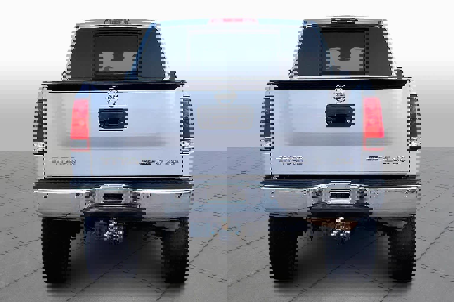 Used 2015 Nissan Titan SL w/ SL Moonroof Package image 5