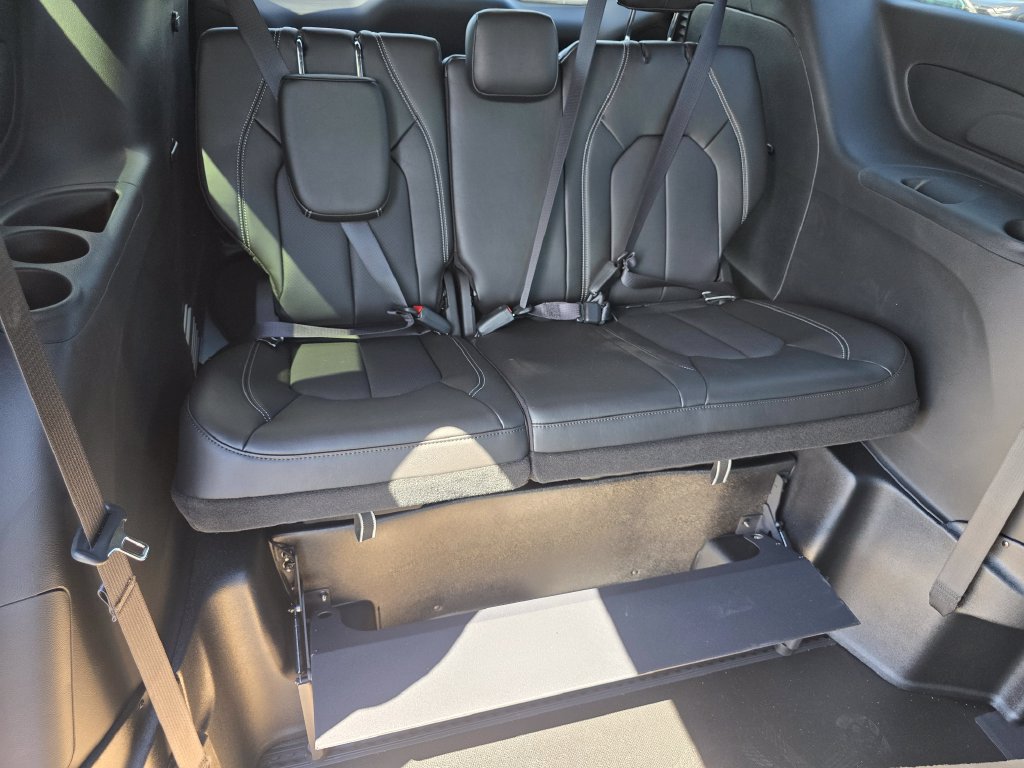 Used 2026 Chrysler Pacifica Select FWD image 21