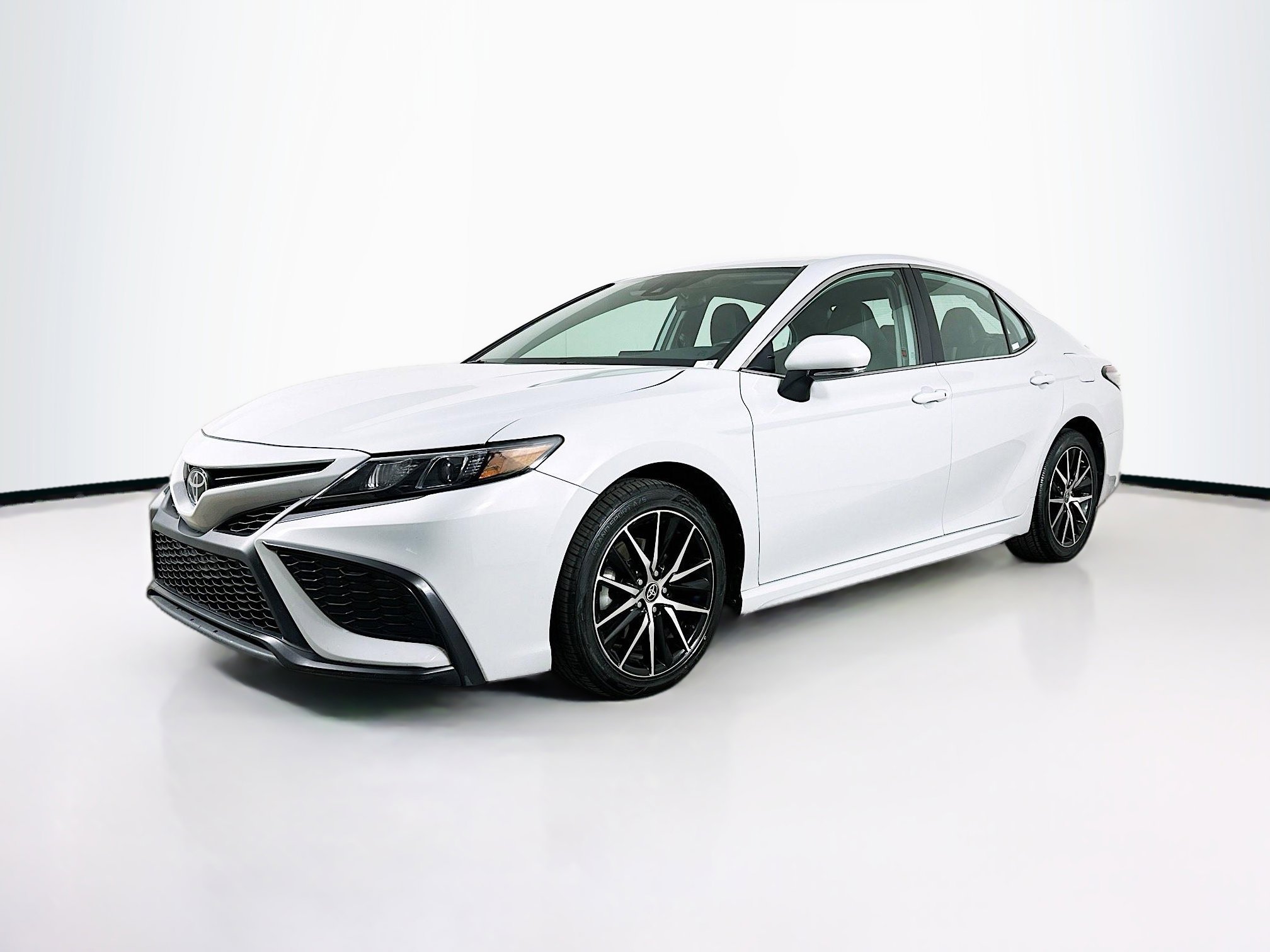 Used 2024 Toyota Camry SE image 3