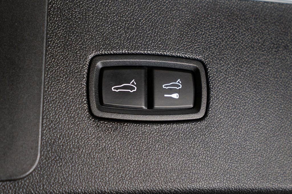 Certified 2023 Porsche Cayenne Platinum Edition image 40