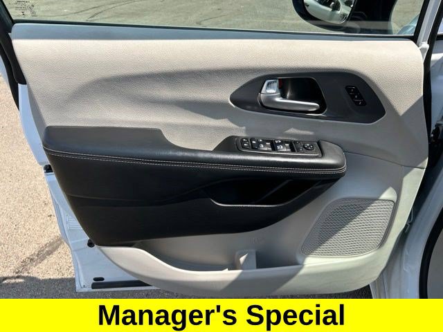 Used 2024 Chrysler Pacifica Touring-L FWD image 10