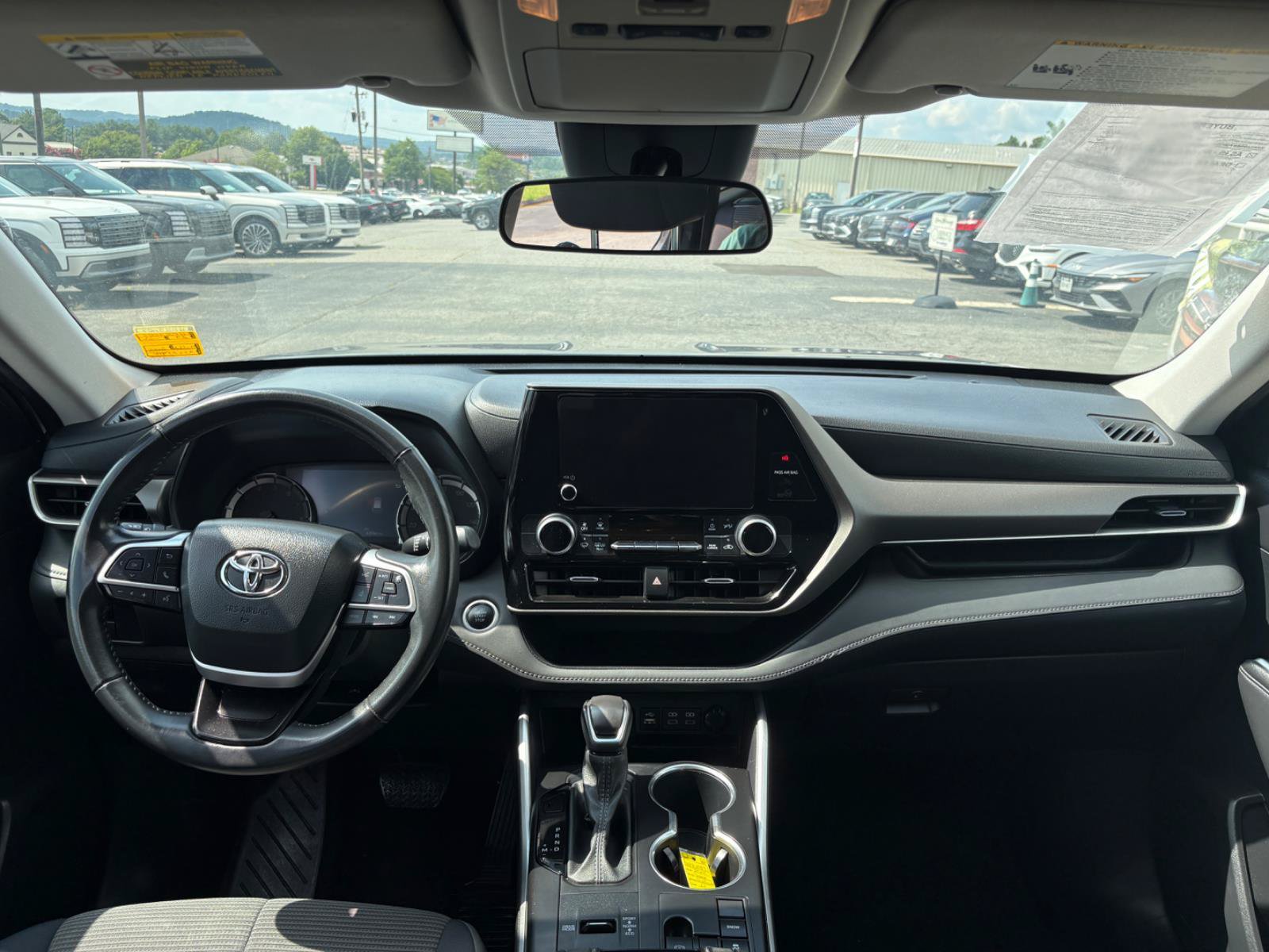 Used 2024 Toyota Highlander LE FWD image 21