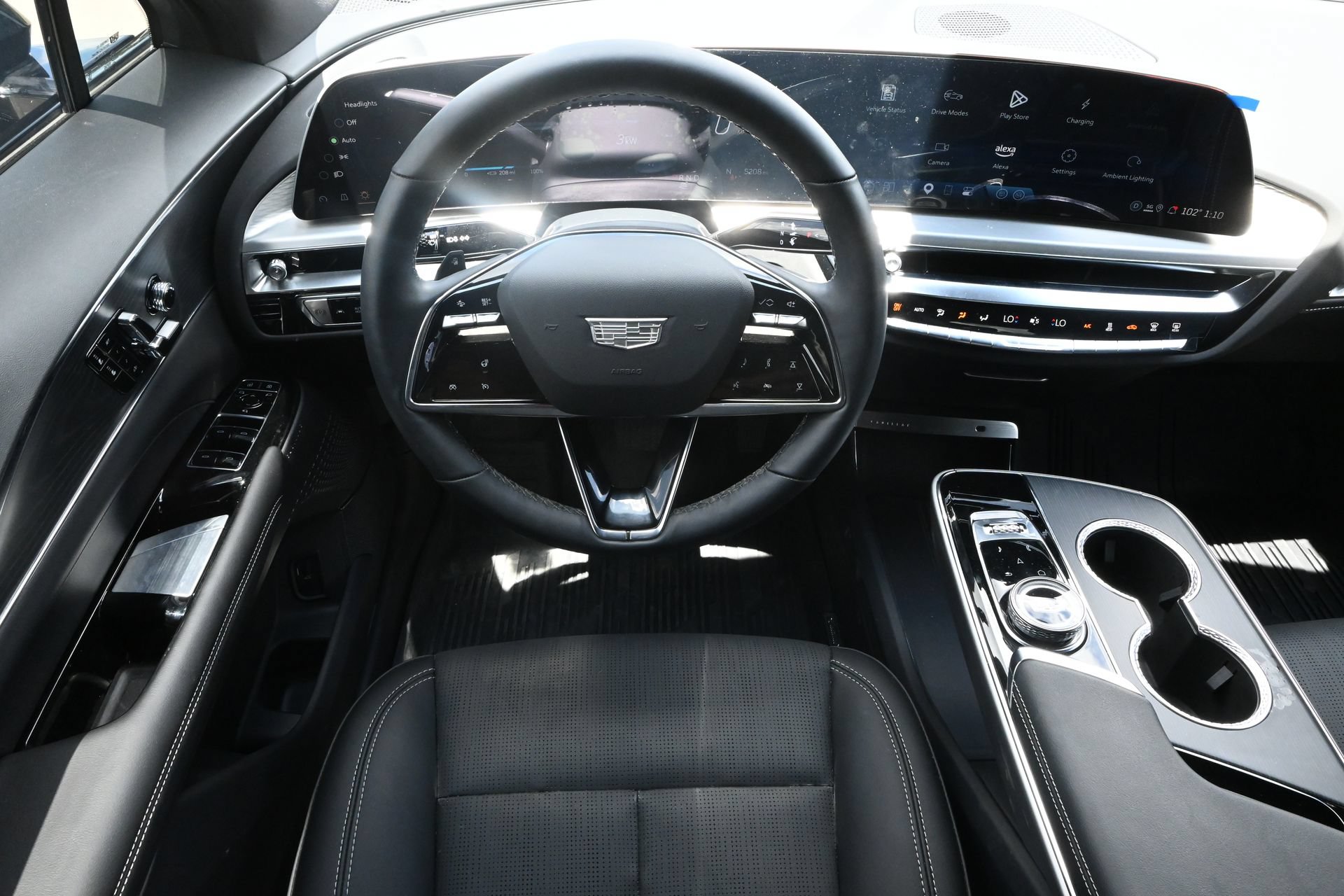 Used 2025 Cadillac Lyriq Luxury w/ LPO, Floor Liner Package AWD/4WD image 10