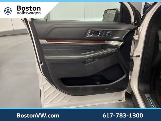 Used 2019 Ford Explorer Platinum image 30