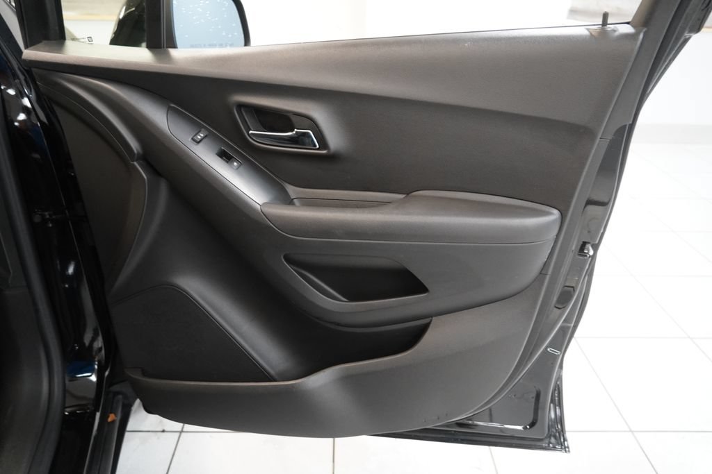 Used 2020 Chevrolet Trax LT w/ LT Convenience Package FWD image 32