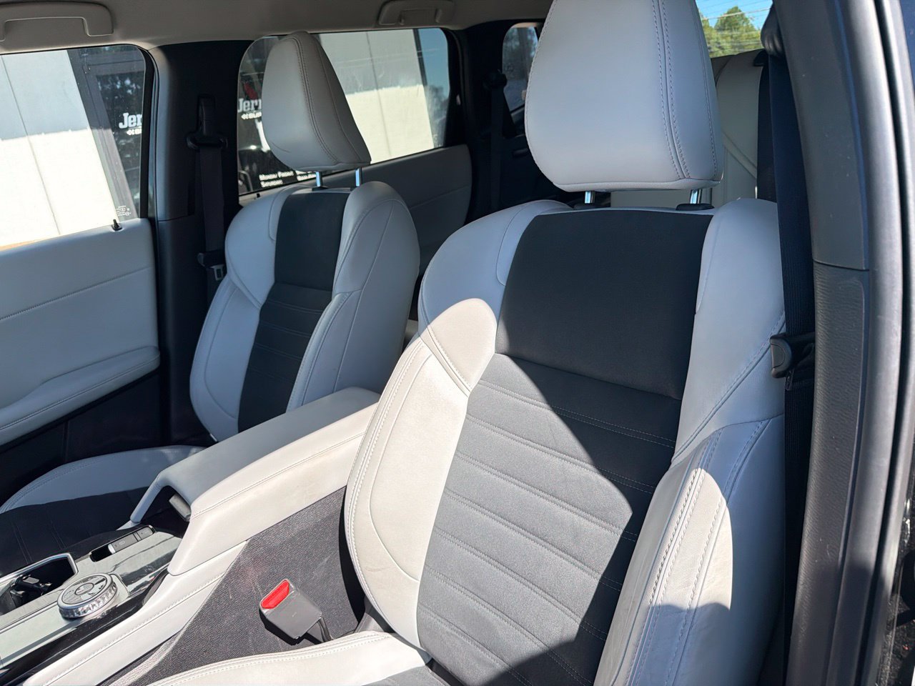 Used 2025 Mitsubishi Outlander SE FWD image 3