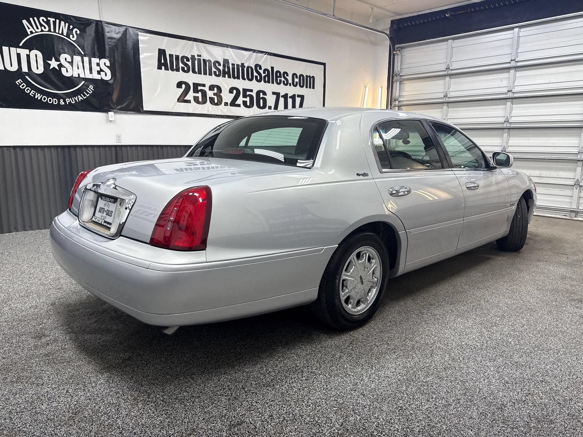 Used 2000 Lincoln Town Car Signature RWD image 3