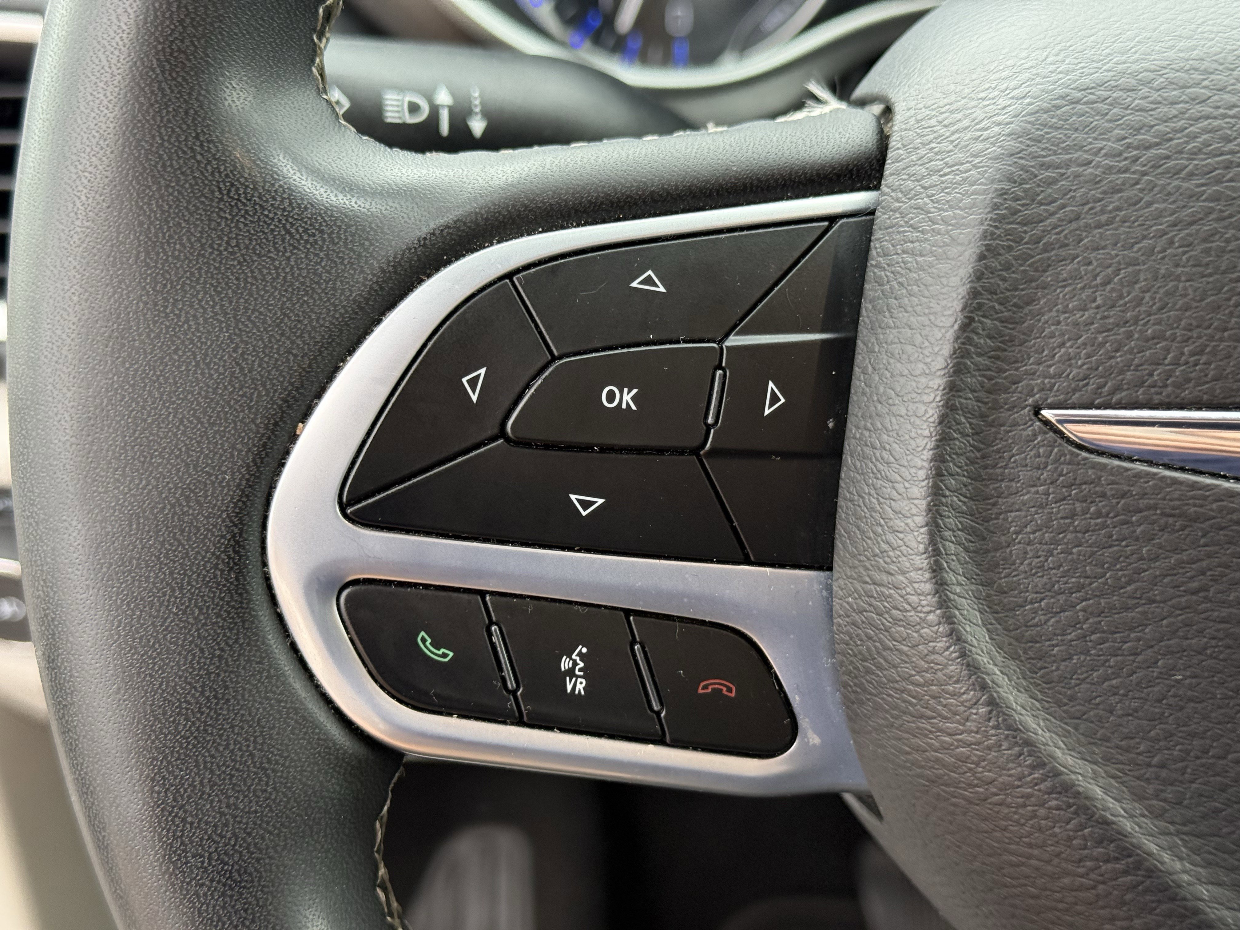 Used 2022 Chrysler Pacifica Touring-L image 16