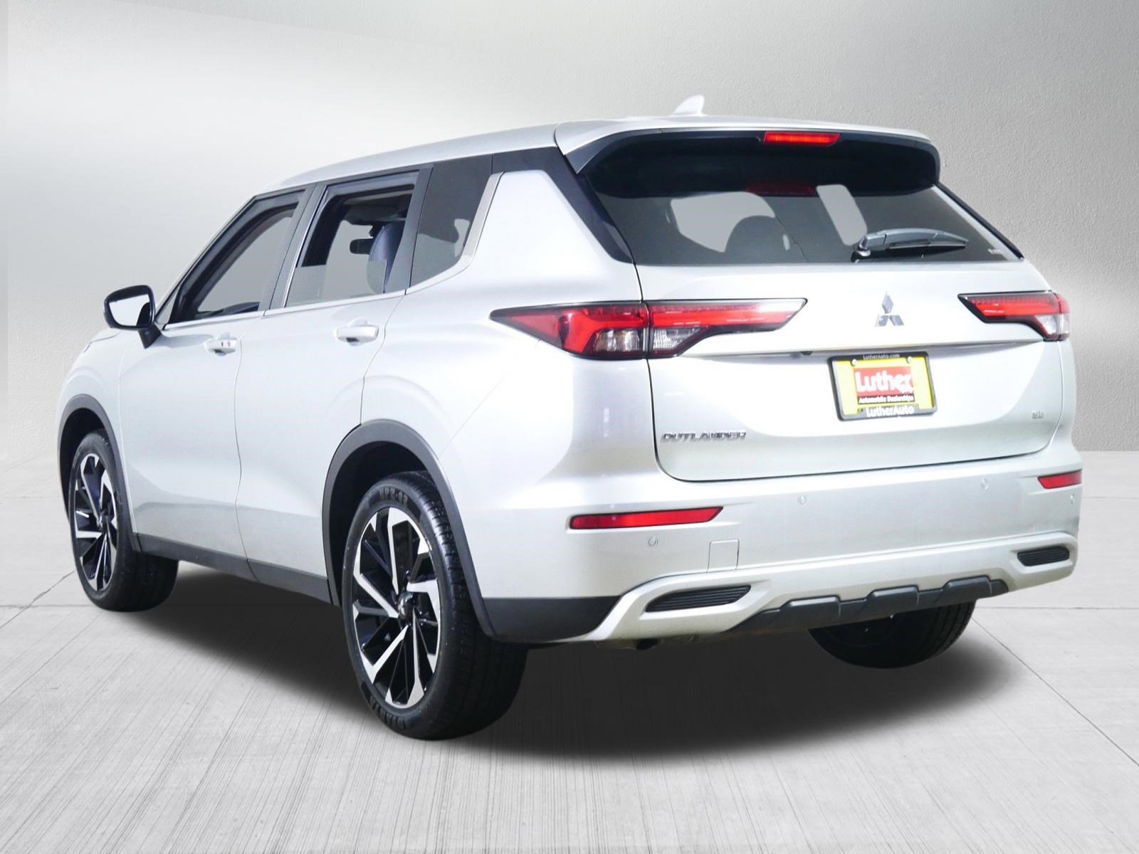 Used 2024 Mitsubishi Outlander SE image 5