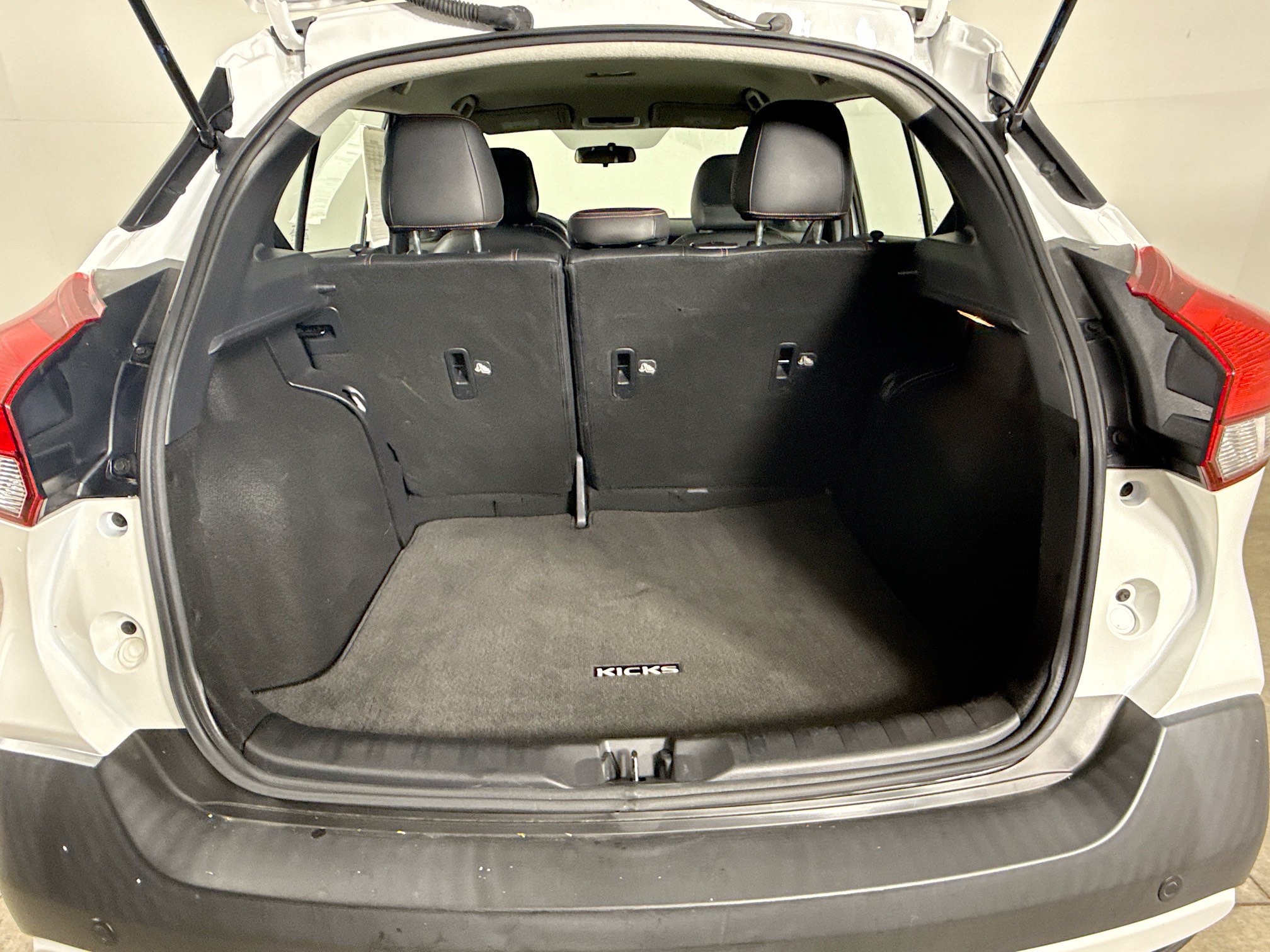 Used 2019 Nissan Kicks SR w/ SR Premium Package FWD image 32