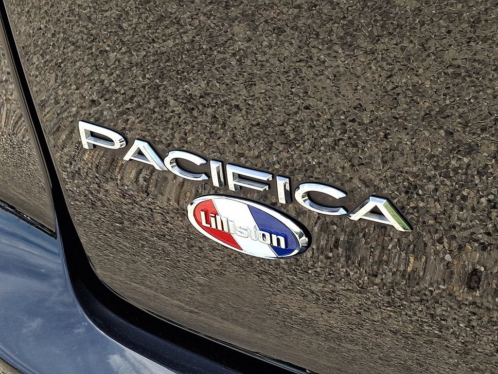 Used 2023 Chrysler Pacifica Touring-L FWD image 35