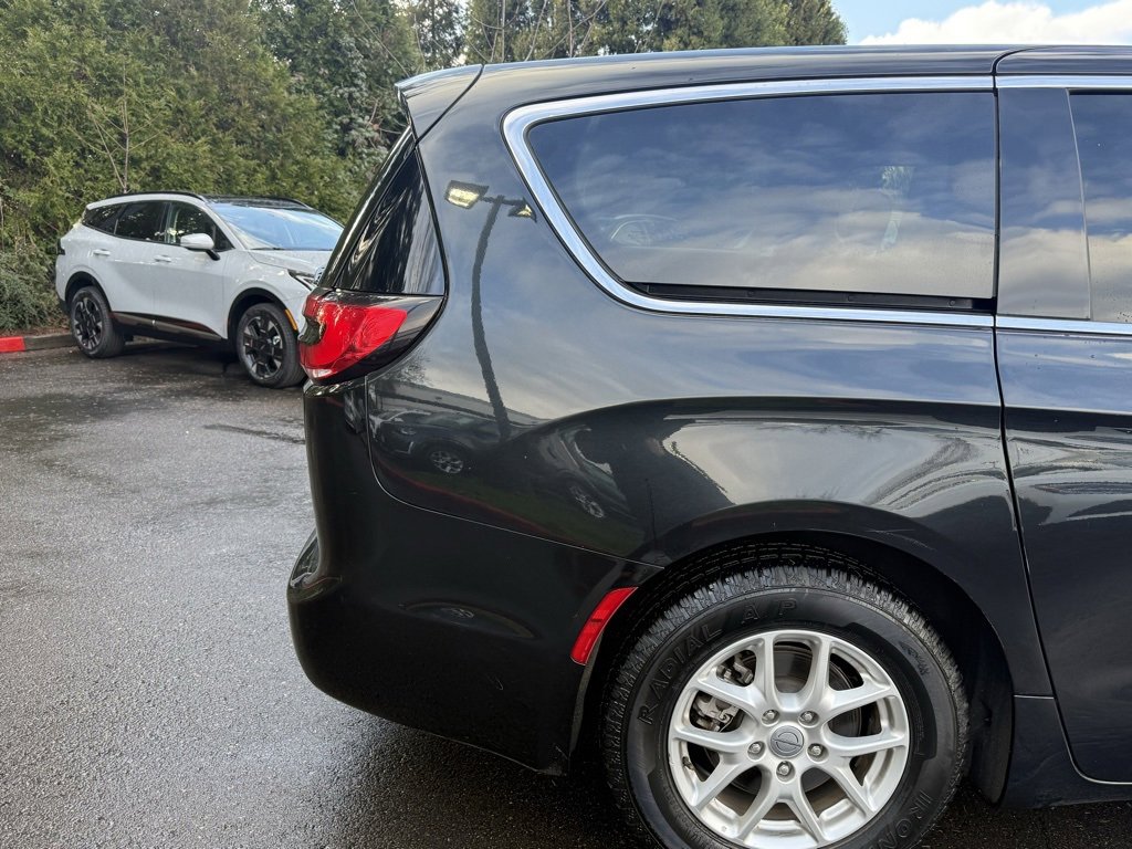 Used 2023 Chrysler Pacifica Touring-L image 13
