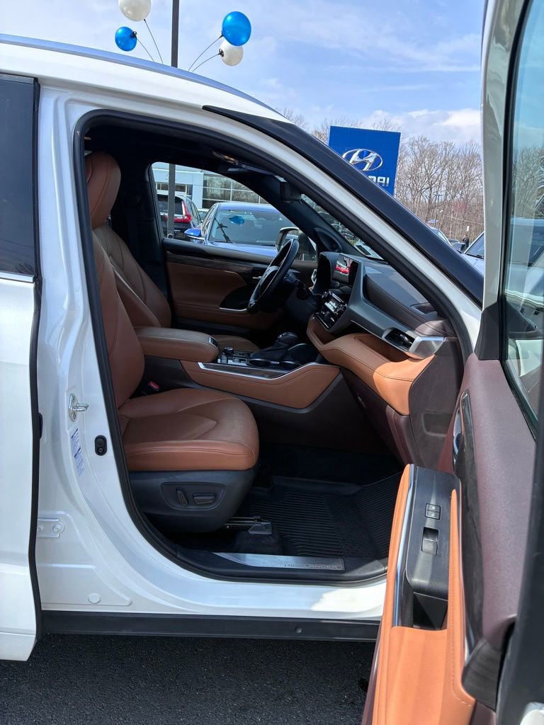 Used 2020 Toyota Highlander Platinum AWD/4WD image 22