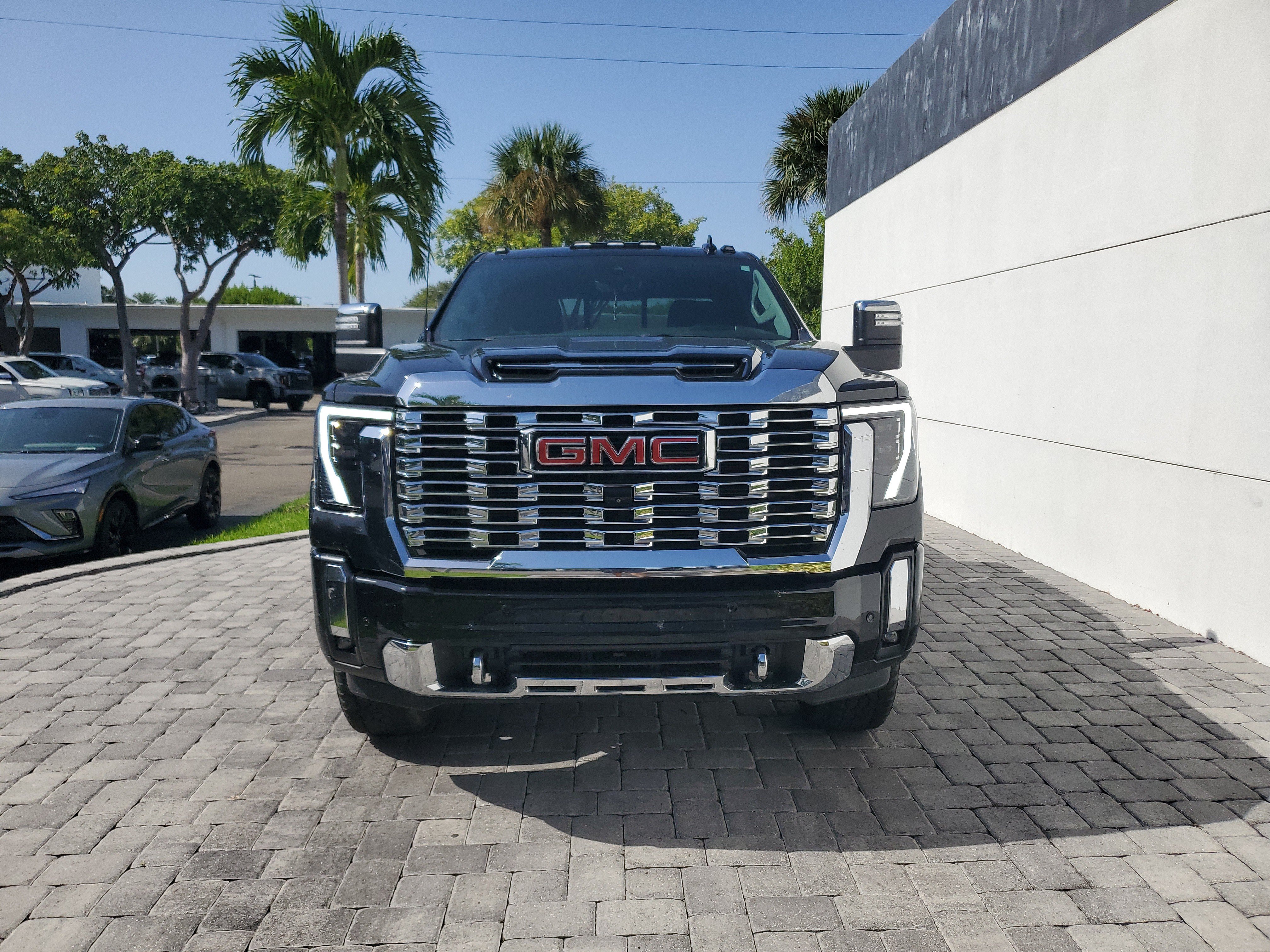 Used 2025 GMC Sierra 2500 Denali w/ Denali Reserve Package AWD/4WD image 2
