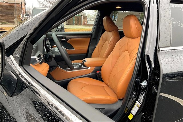 New 2026 Toyota Highlander Platinum image 9