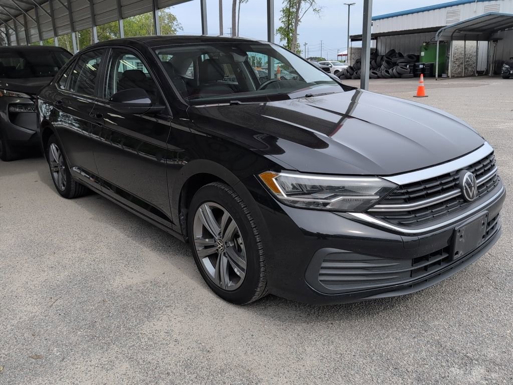 Used 2024 Volkswagen Jetta SE image 1