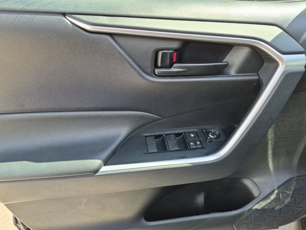 Used 2025 Toyota RAV4 LE AWD/4WD image 11