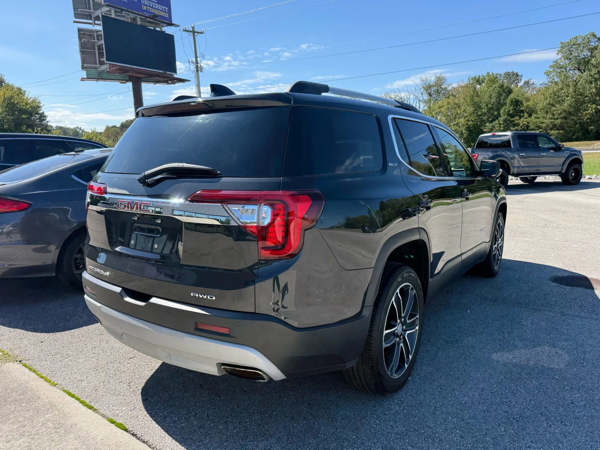 Used 2020 GMC Acadia SLT w/ Driver Alert Package II image 29