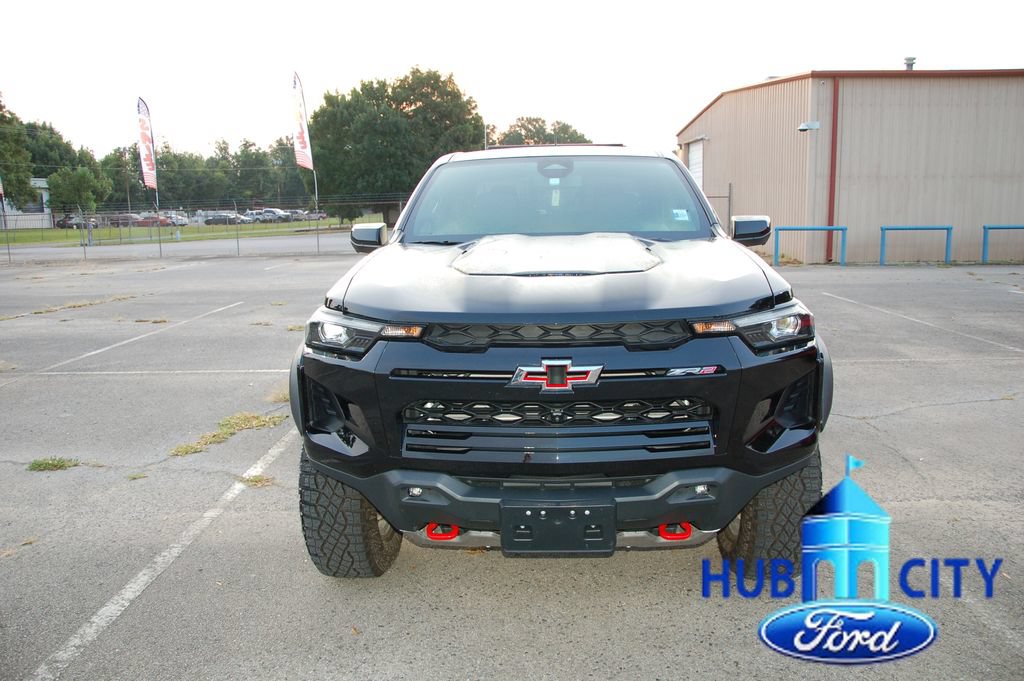 Used 2025 Chevrolet Colorado ZR2 w/ Midnight Edition AWD/4WD image 8
