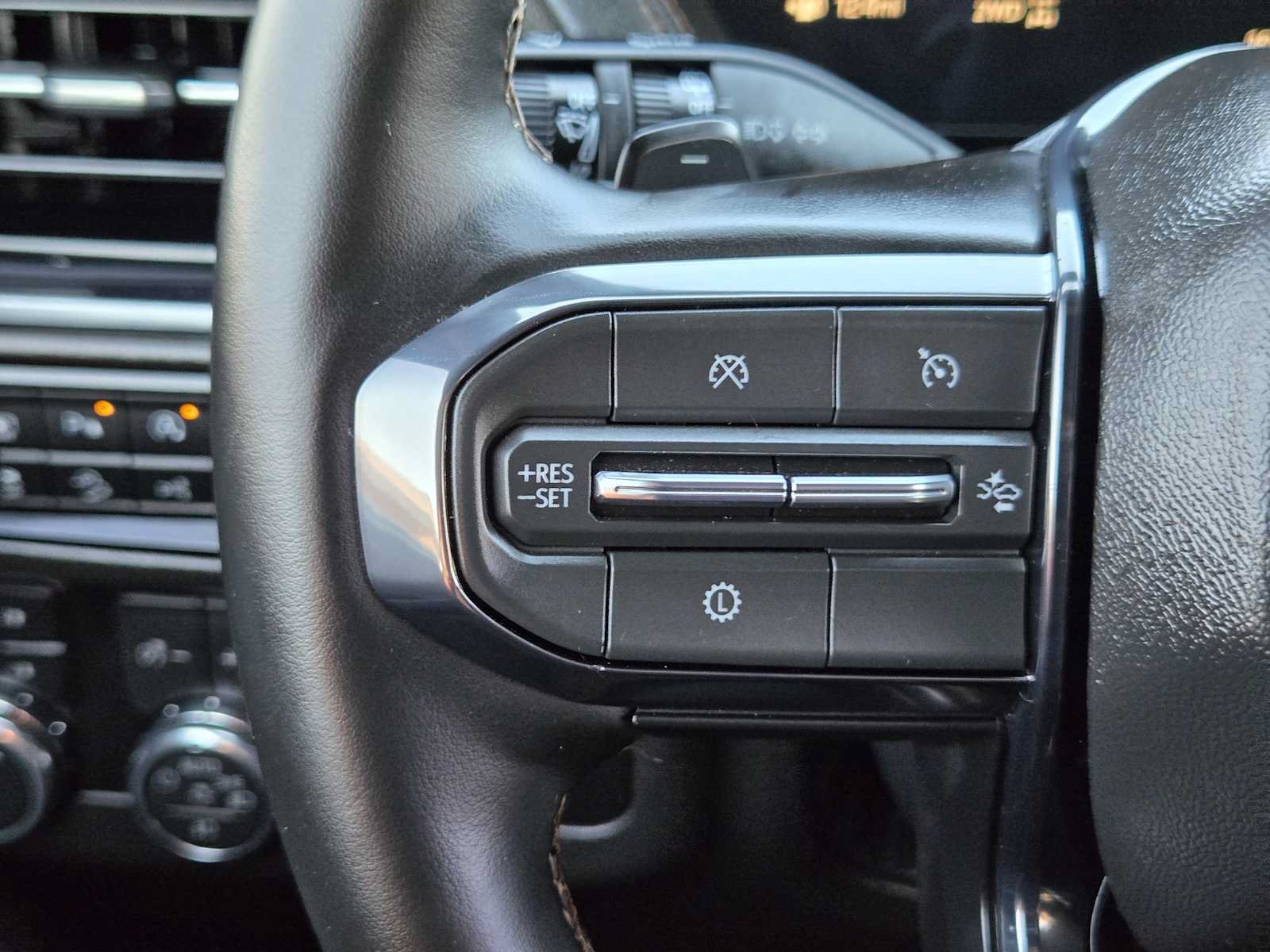 Certified 2025 GMC Yukon XL AT4 w/ AT4 Premium Package AWD/4WD image 28