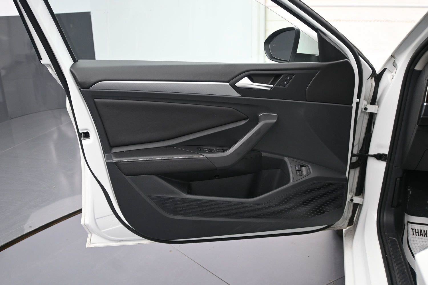 Used 2023 Volkswagen Jetta SE w/ Panoramic Sunroof Package FWD image 7