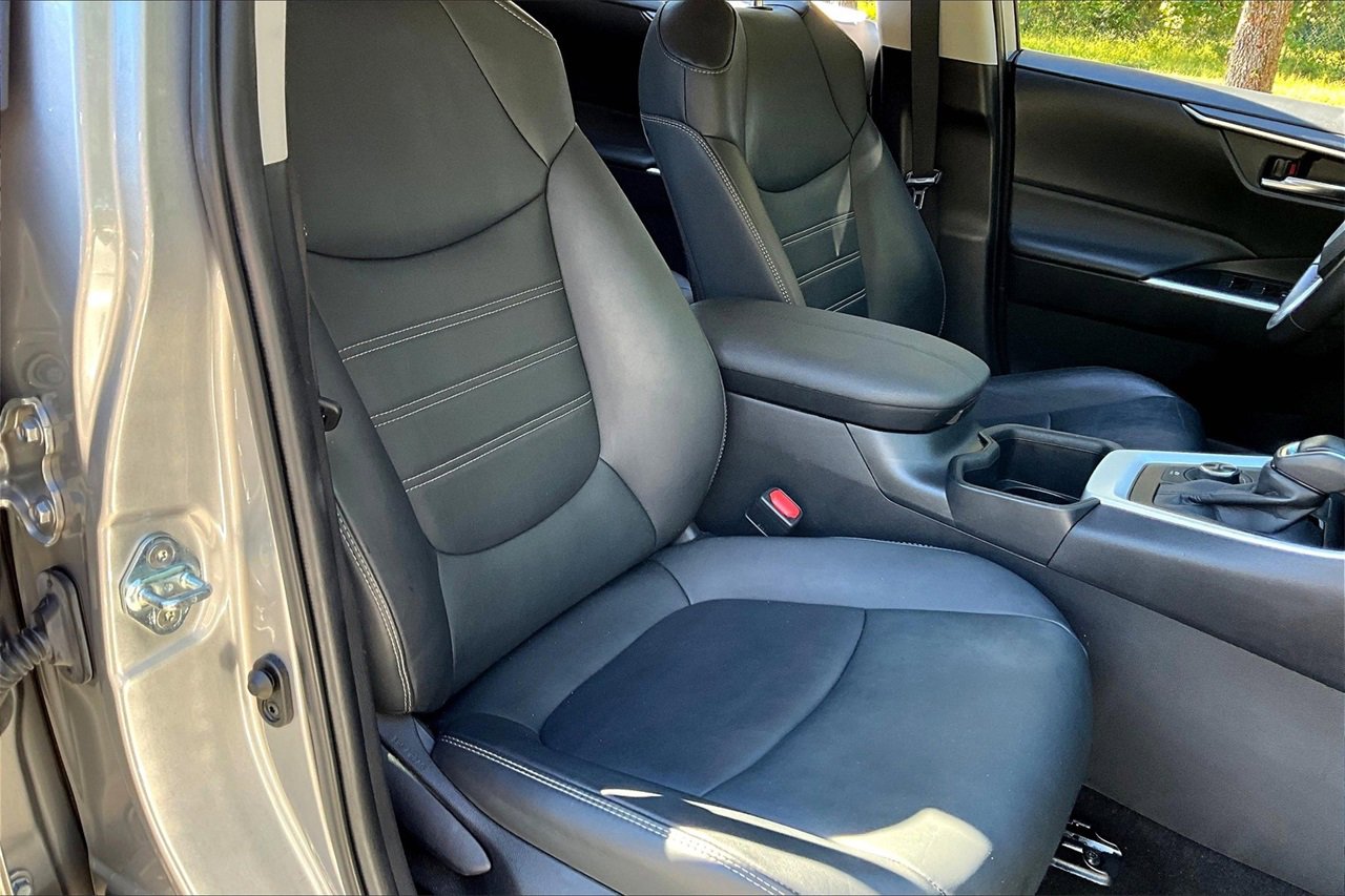 Used 2022 Toyota RAV4 XLE Premium image 25