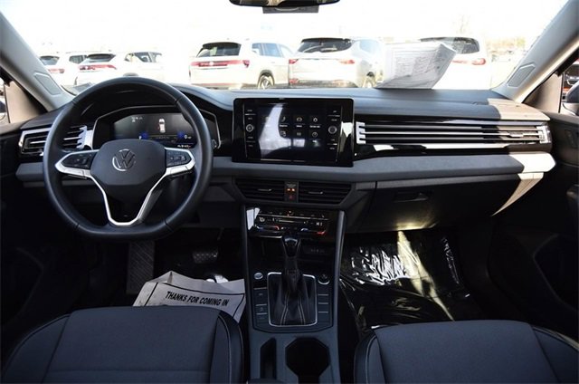 Certified 2025 Volkswagen Jetta SE w/ Sunroof Package image 7