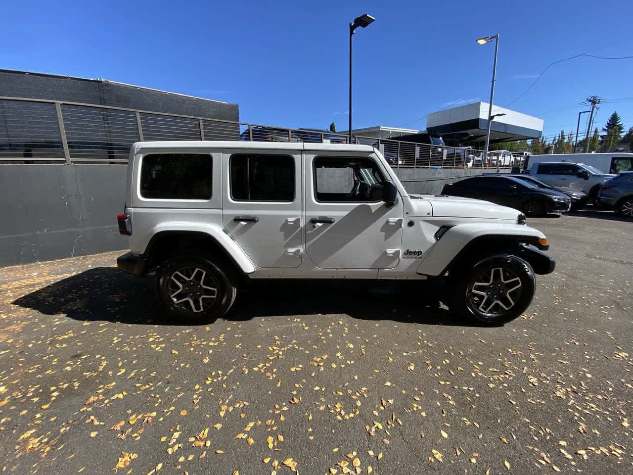 Used 2025 Jeep Wrangler Unlimited Sahara AWD/4WD image 7