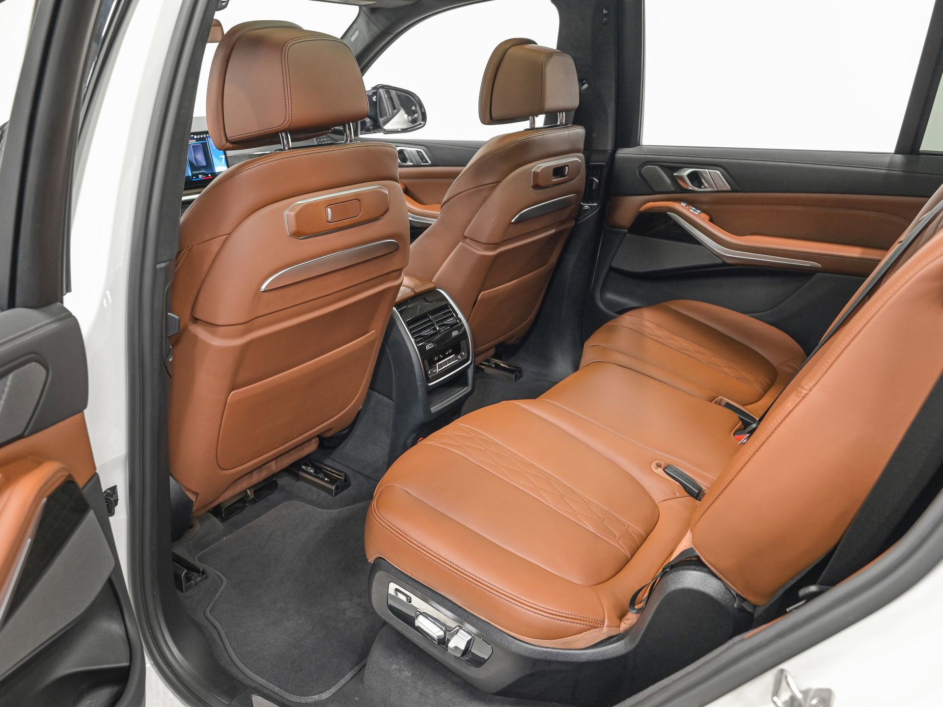 Used 2023 BMW X7 xDrive40i w/ M Sport Package AWD/4WD image 27