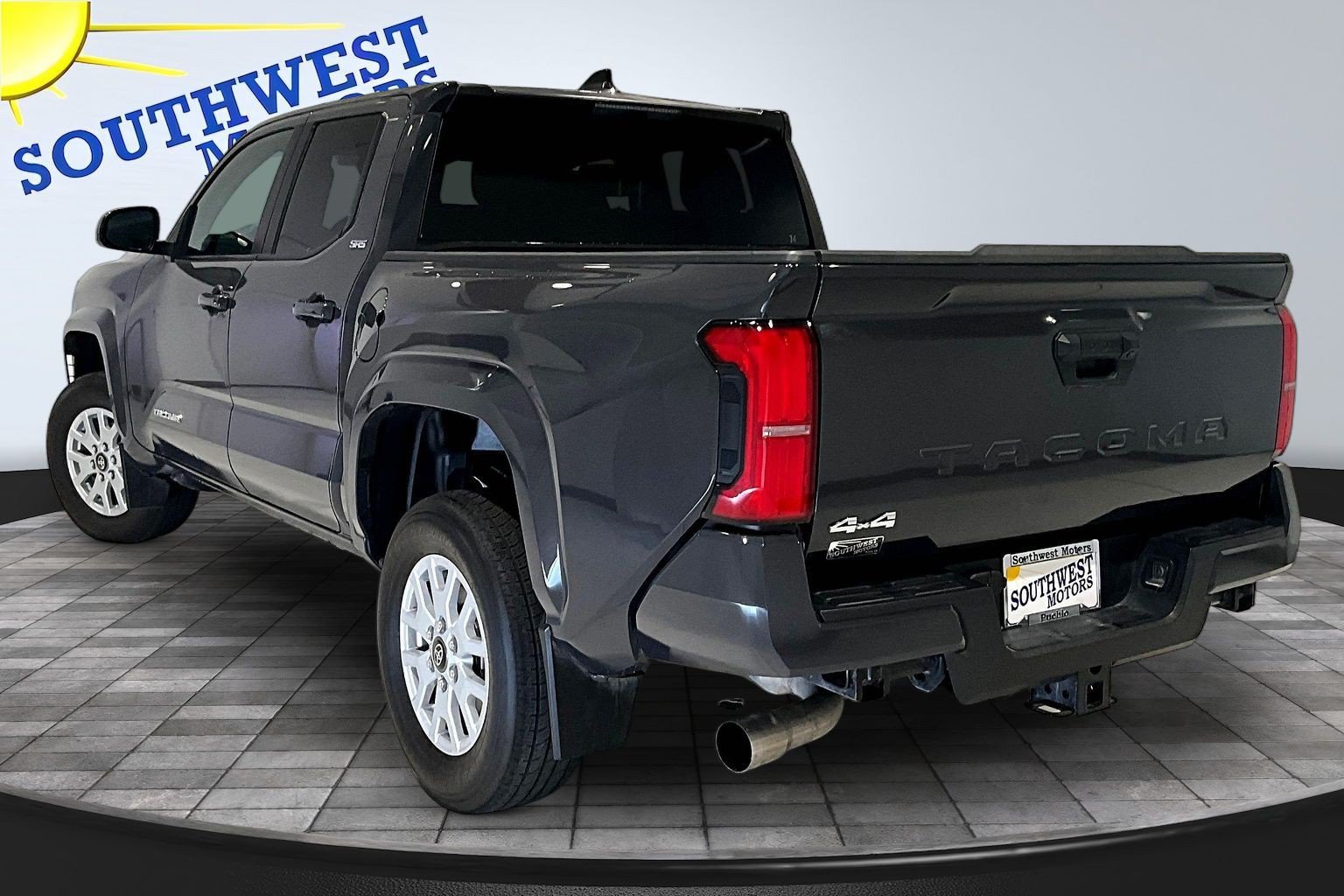 Used 2024 Toyota Tacoma SR5 AWD/4WD image 5