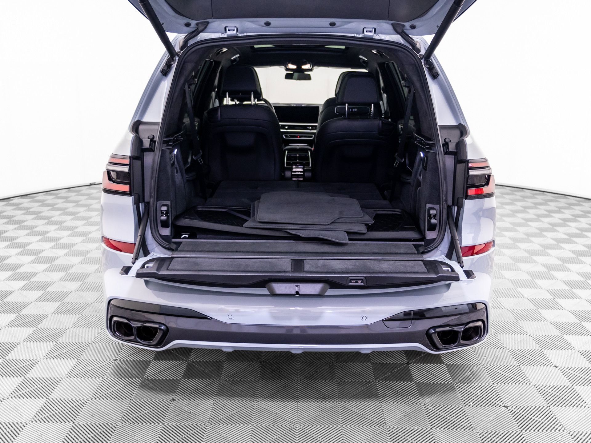 Used 2025 BMW X7 M60i AWD/4WD image 36