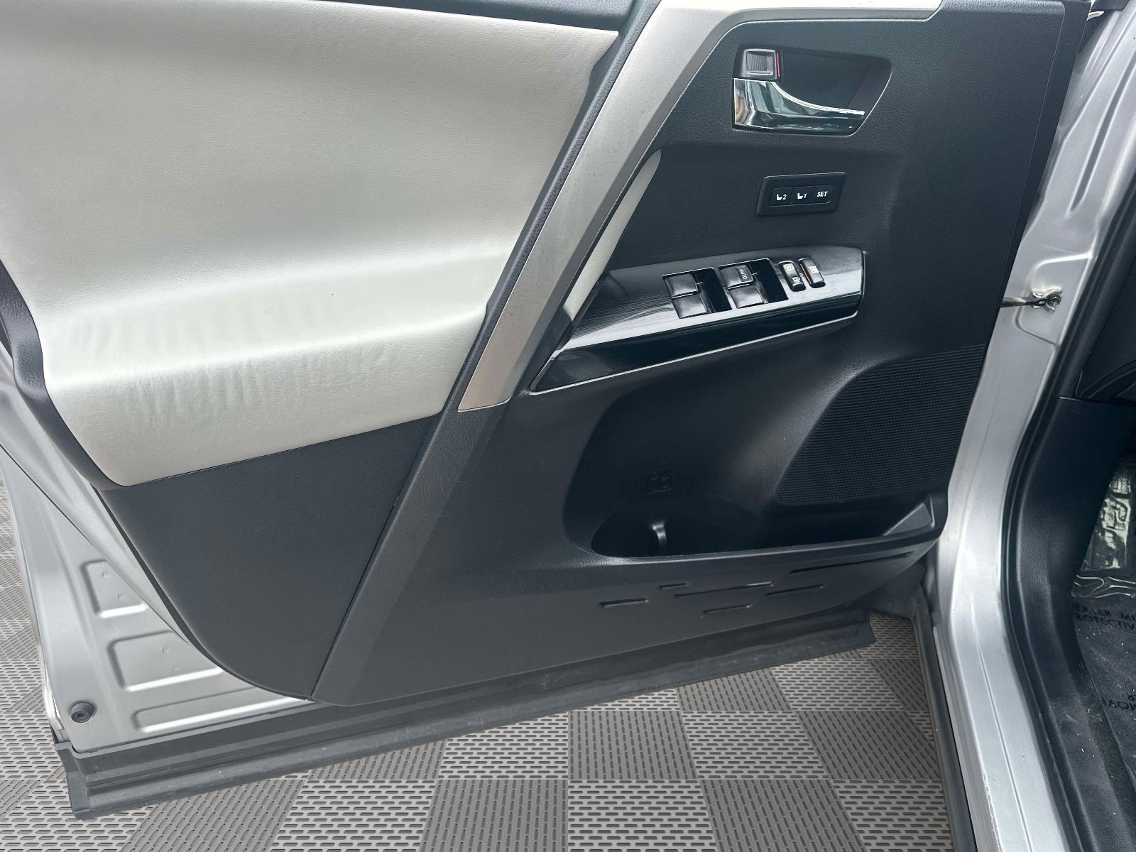 Used 2017 Toyota RAV4 Limited w/ Advanced Technology Package image 20