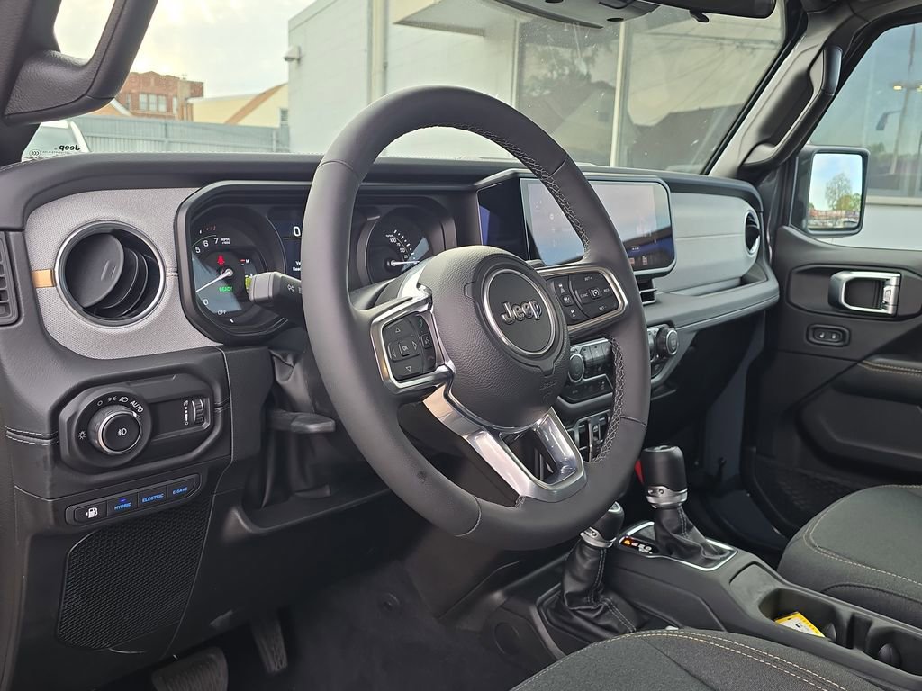 Used 2025 Jeep Wrangler Unlimited Sahara AWD/4WD image 16