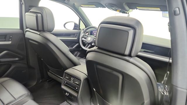 Used 2025 Porsche Cayenne w/ Premium Package image 26
