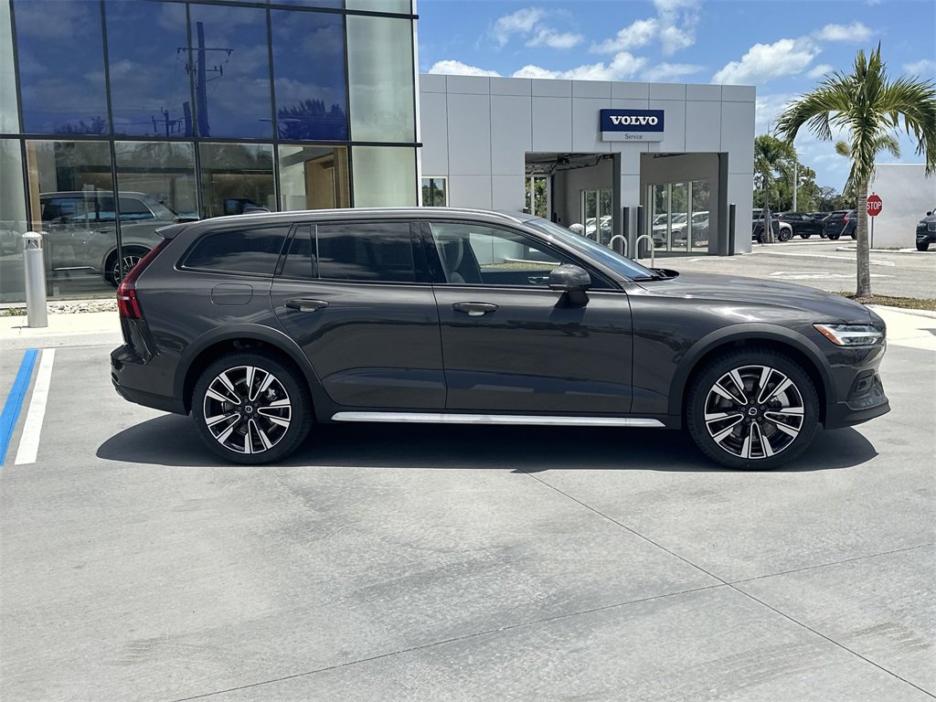 New 2025 Volvo V60 B5 Cross Country Ultra w/ Climate Package image 5
