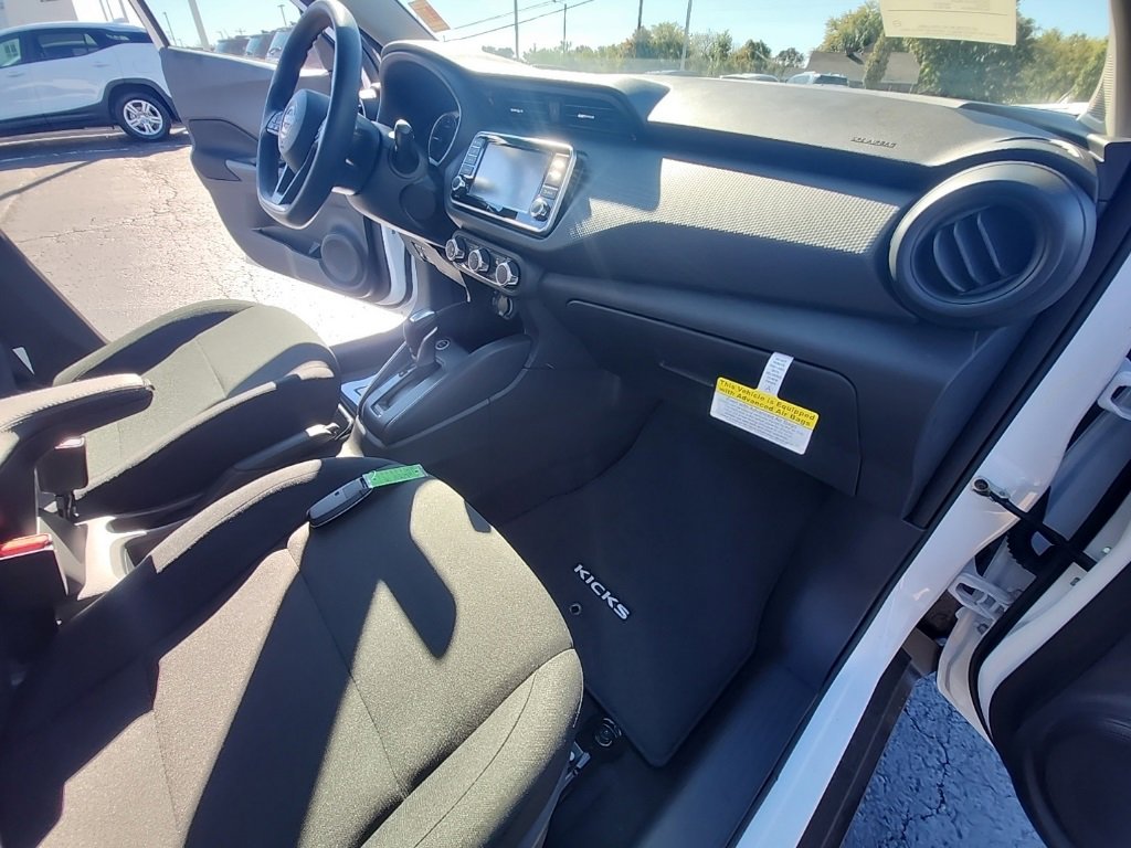 Used 2025 Nissan Kicks Play S image 18