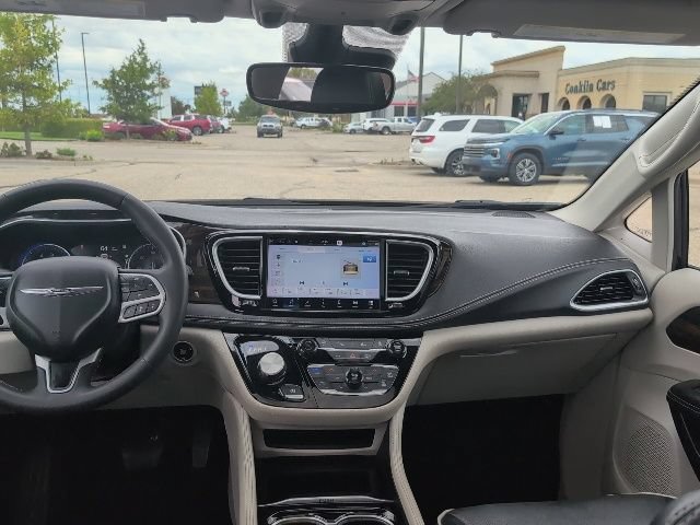 Used 2023 Chrysler Pacifica Limited FWD image 3